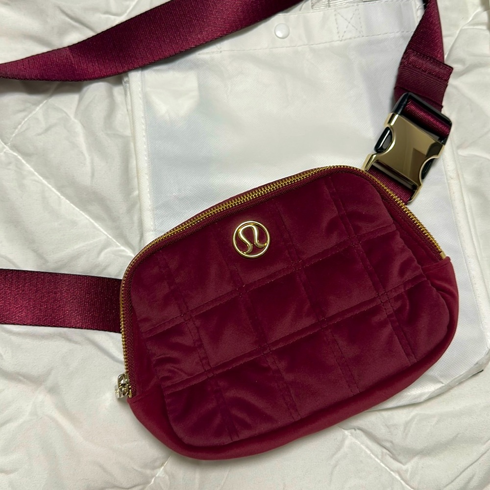 Lulu lemon everyday velvet bag